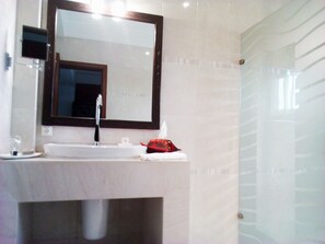 Dusche, kostenlose Toilettenartikel, Hausschuhe, Handtücher