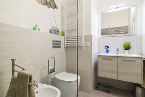 Appartement, 2 slaapkamers | Badkamer | Een douche, een regendouche, een haardroger, een bidet