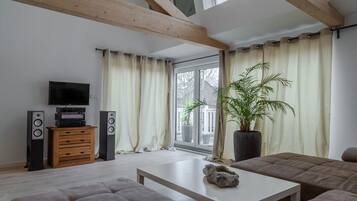 Studio Deluks | Area keluarga | TV layar datar