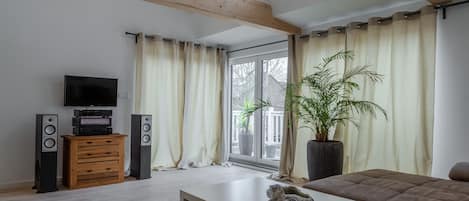 Deluxe Studio | Living area