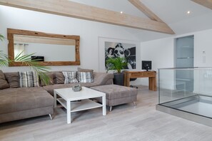 Deluxe Studio | Living room | Flat-screen TV - Guesthouse Loft (Meerbusch)