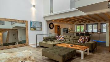 Luxury-Loft | Wohnzimmer | Flachbildfernseher