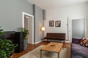 Resortwoning (Atelier) | Woonruimte | Een flatscreentelevisie