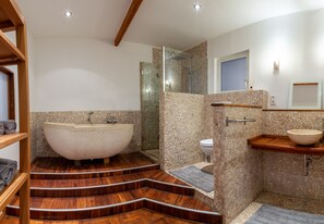 Ducha, secador de pelo, toallas, jabón