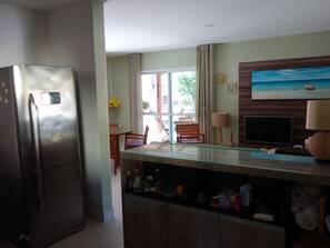 Casa exclusiva, várias camas, para não fumantes | Cozinha privada | Geladeira, micro-ondas, cooktop, talheres/pratos/utensílios de cozinha