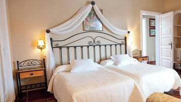Standard Twin Room | Down comforters, in-room safe, free WiFi, bed sheets