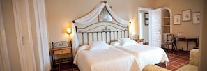 Chambre Standard avec lits jumeaux | Couette en duvet, coffre-fort, accĂšs au Wi-Fi (inclus), literie fournie