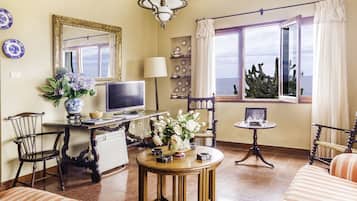 Standard-Zweibettzimmer | Wohnzimmer | LED-Fernseher