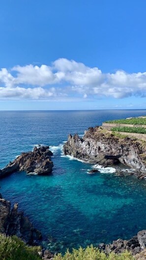 Platja a a prop, platja de sorra negra i tovalloles de platja 
