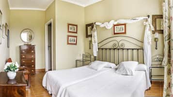 Habitación estándar con 2 camas individuales | Edredones de plumas, caja fuerte, camas supletorias y wifi gratis