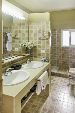 Superior Twin Room, Sea View | Bathroom | Shower, hair dryer, towels - Casa Rural Malpais Trece (Garachico)