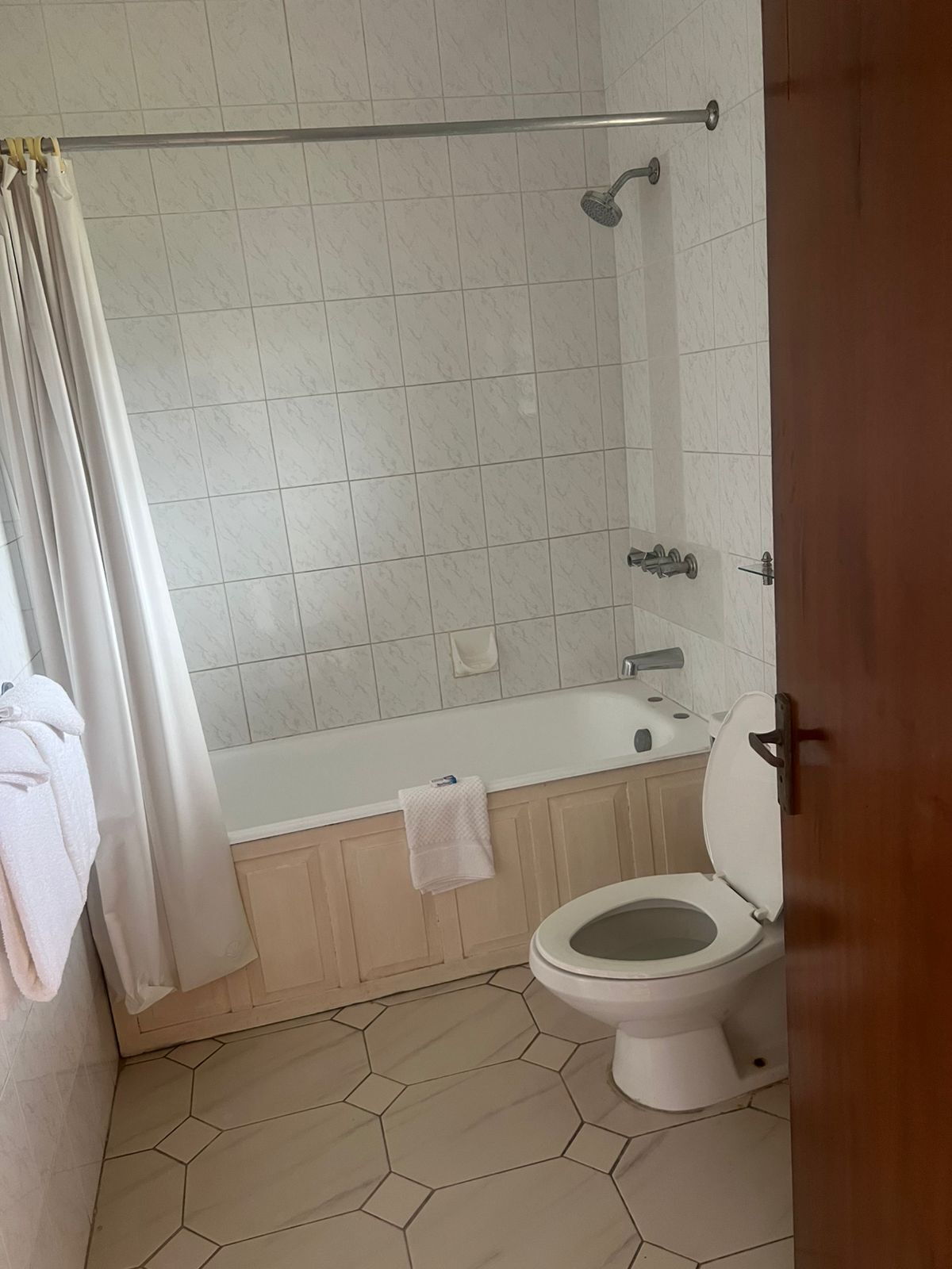Kylpyhuone, jossa on kylpyamme, wc ja suihku.