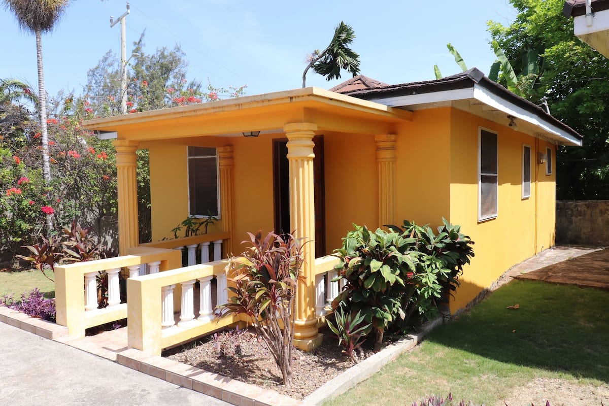 One Bedroom Villa | 1 kamar tidur, seprai premium, dan didekorasi berbeda-beda