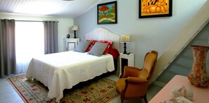 Tweepersoonskamer (Ingrid) | Individueel gedecoreerd, individueel gemeubileerd, een bureau