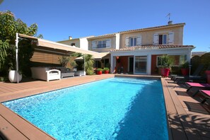 Outdoor pool, sun loungers - La Villa Léa (Uzès)