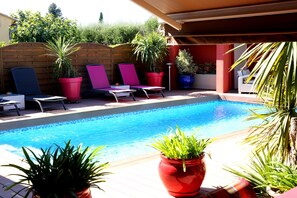 Outdoor pool, pool loungers - La Villa Léa (Uzès)