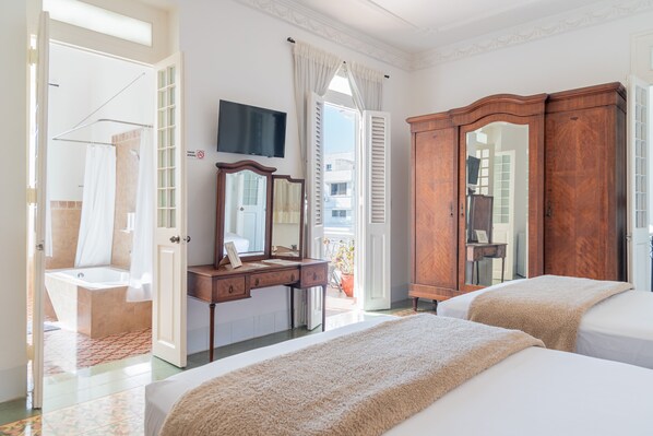 Superior-huone, 2 parisänkyä, tupakointi kielletty, parveke | Ylelliset vuodevaatteet, untuvapeitot, pillowtop-patjalliset sängyt