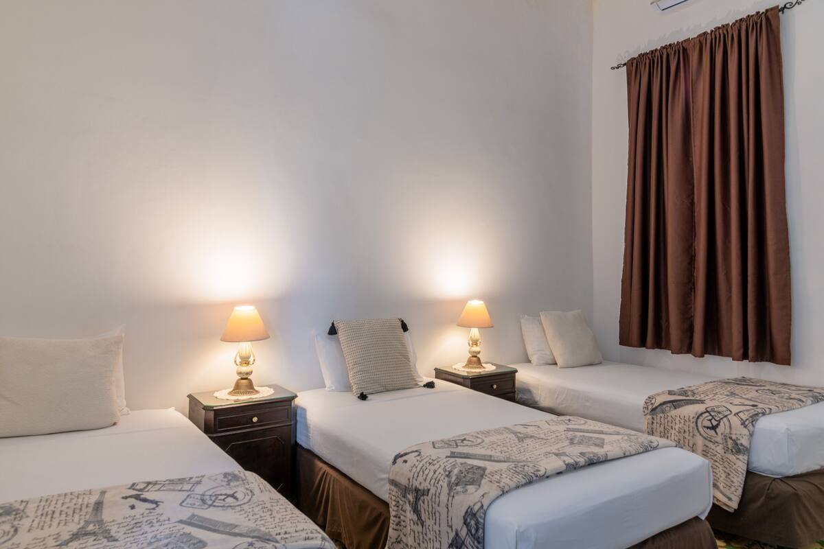 Ylelliset vuodevaatteet, untuvapeitot, pillowtop-patjalliset sängyt