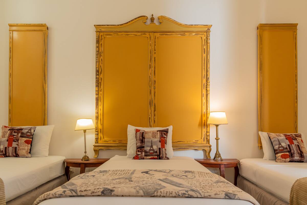 Ylelliset vuodevaatteet, untuvapeitot, pillowtop-patjalliset sängyt