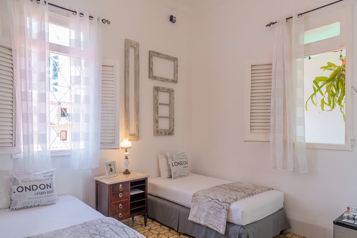 Kahden hengen standard-huone | Ylelliset vuodevaatteet, untuvapeitot, pillowtop-patjalliset sängyt