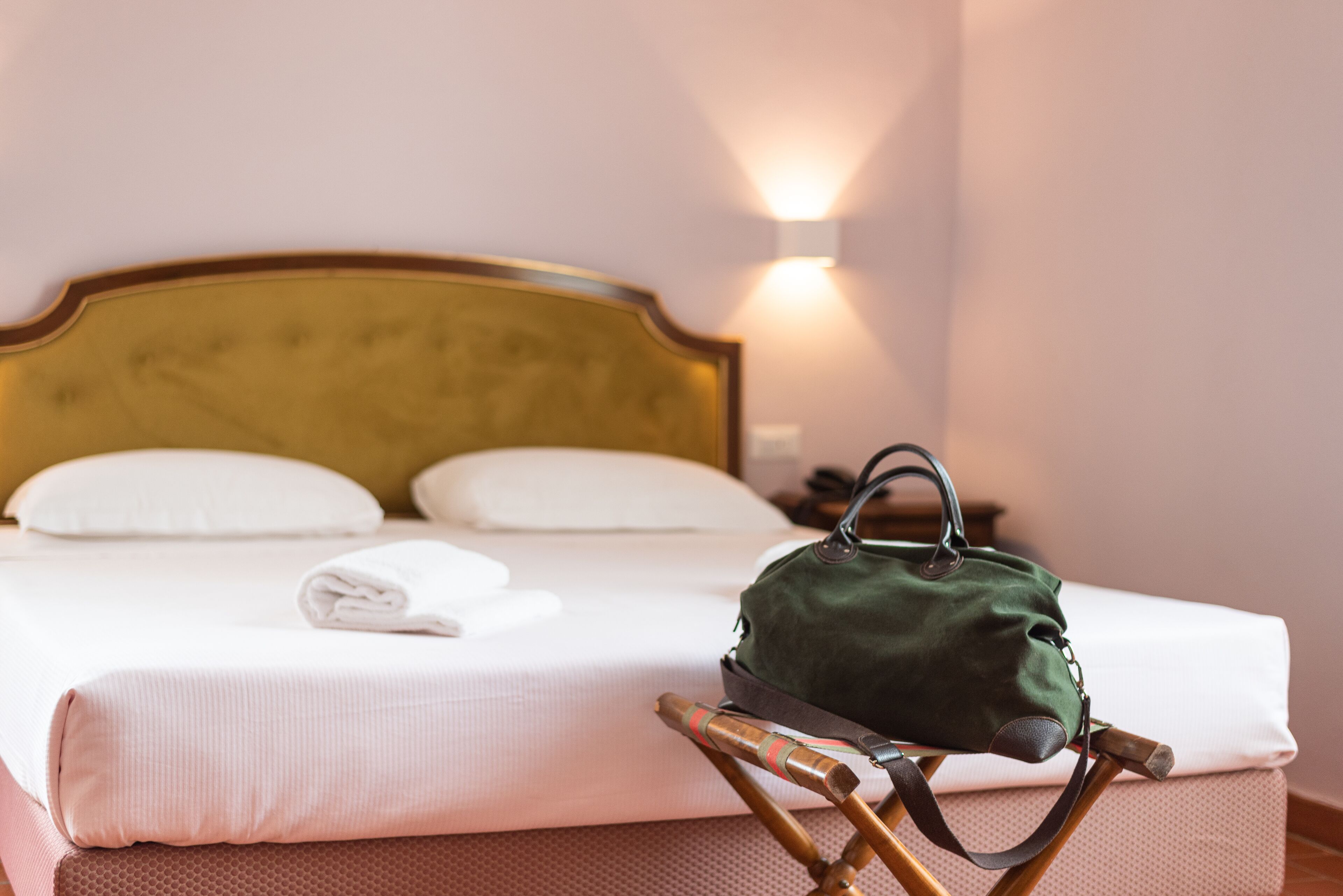 camera junior suite | down duvets, minibar, desk, laptop workspace