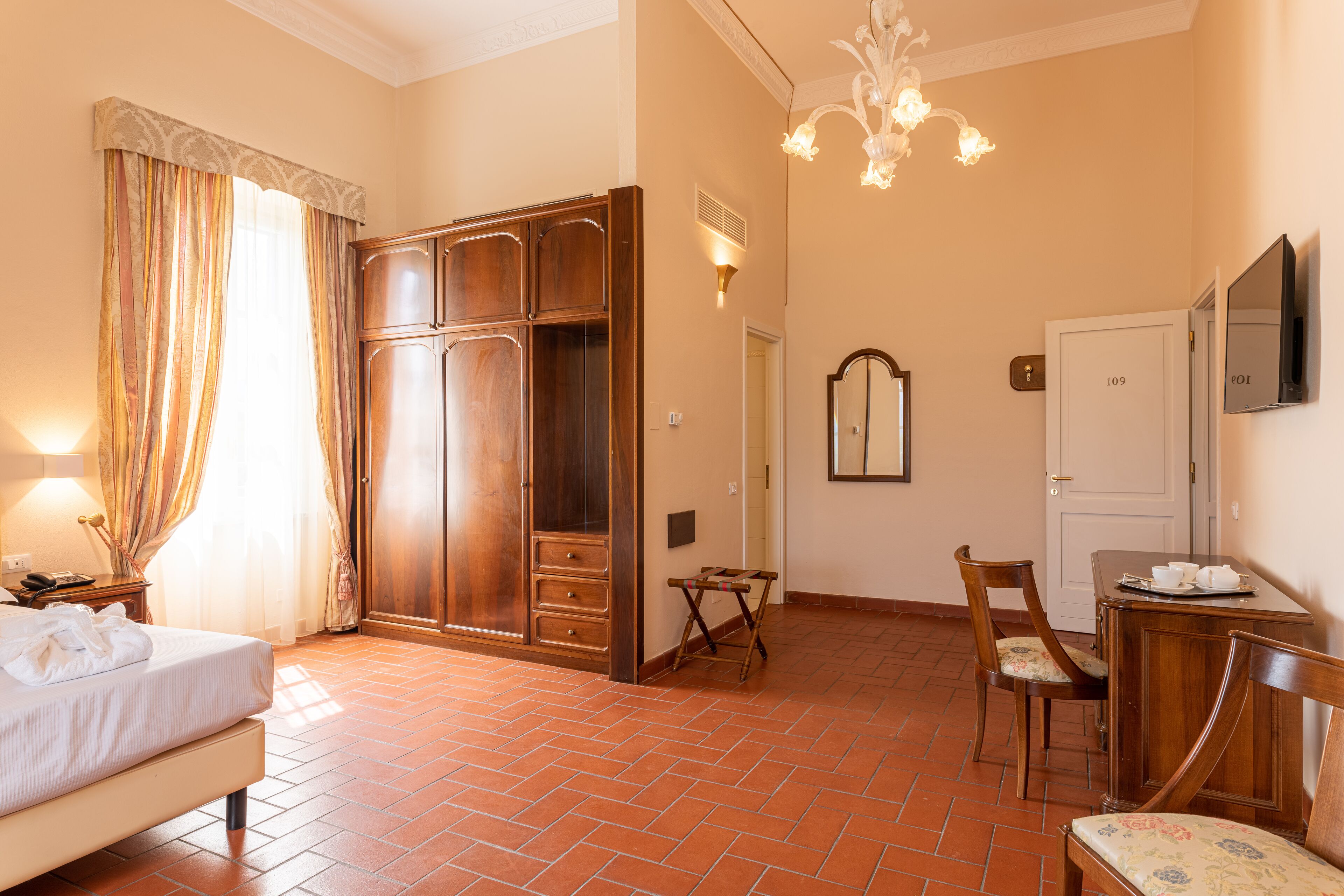 camera junior suite | down duvets, minibar, desk, laptop workspace