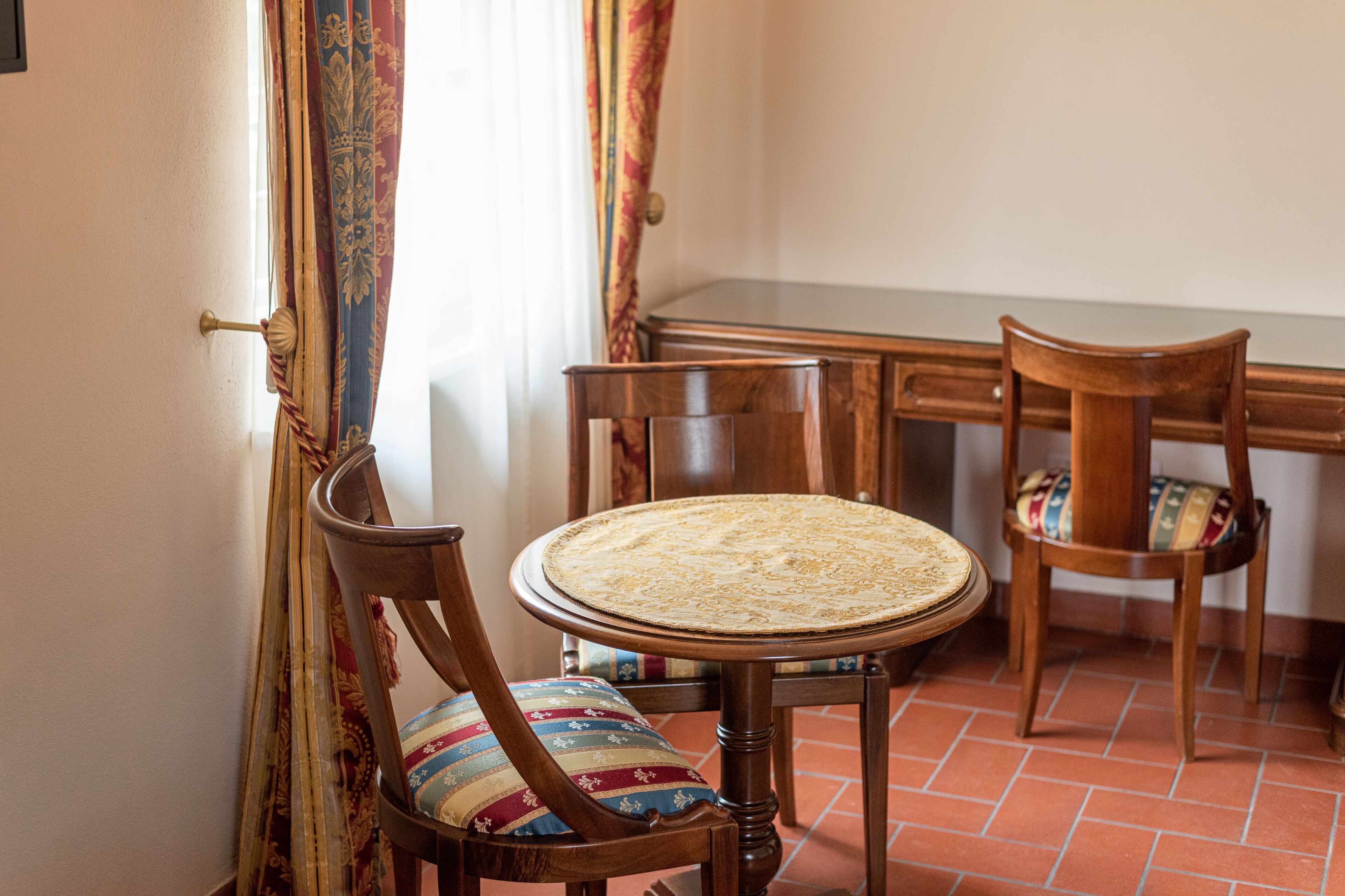 camera junior suite | down duvets, minibar, desk, laptop workspace