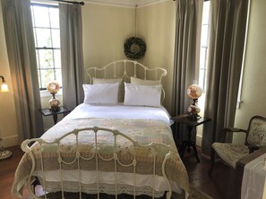 Egyptian cotton sheets, premium bedding, individually furnished - Wolf Creek Inn & Tavern (Wolf Creek)