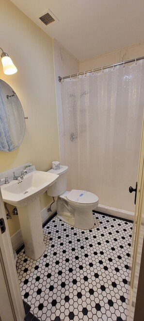 Traditional Single Room | Bathroom | Eco-friendly toiletries, towels