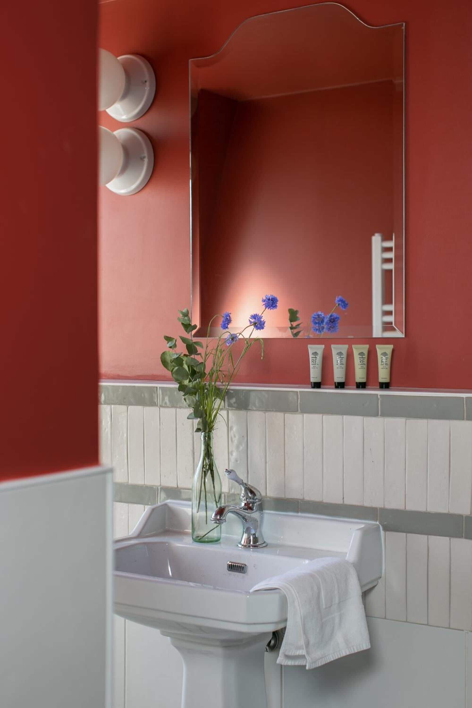 shower, rainfall showerhead, free toiletries, hair dryer