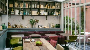 Dagelijks ontbijtbuffet (EUR 15 per persoon)