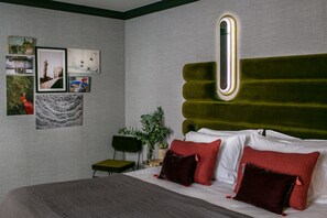 Premium bedding, in-room safe, individually decorated - La Planque Hôtel (Paris)