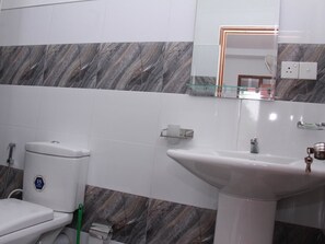 Habitación doble, vista al resort | Baño | Regadera, regadera tipo lluvia, toallas