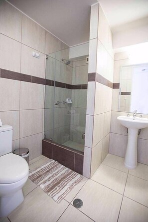 Bathtub, free toiletries, towels