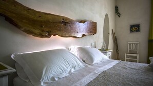 Habitación cuádruple, vista al jardín (Fichi) | Minibar, escritorio, cunas y ropa de cama 