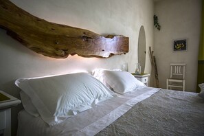 Vierpersoonskamer, uitzicht op tuin (Fichi) | Een minibar, een bureau, babybedden (toeslag), beddengoed