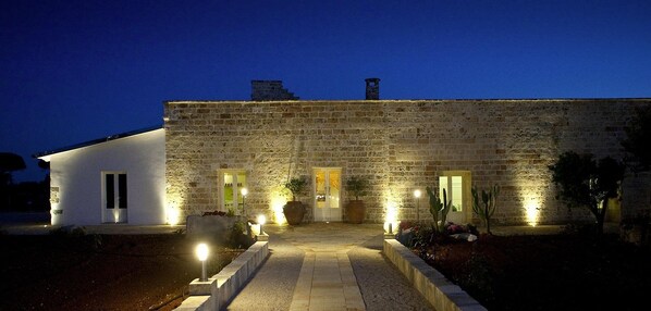 Voorkant accommodatie - avond/nacht