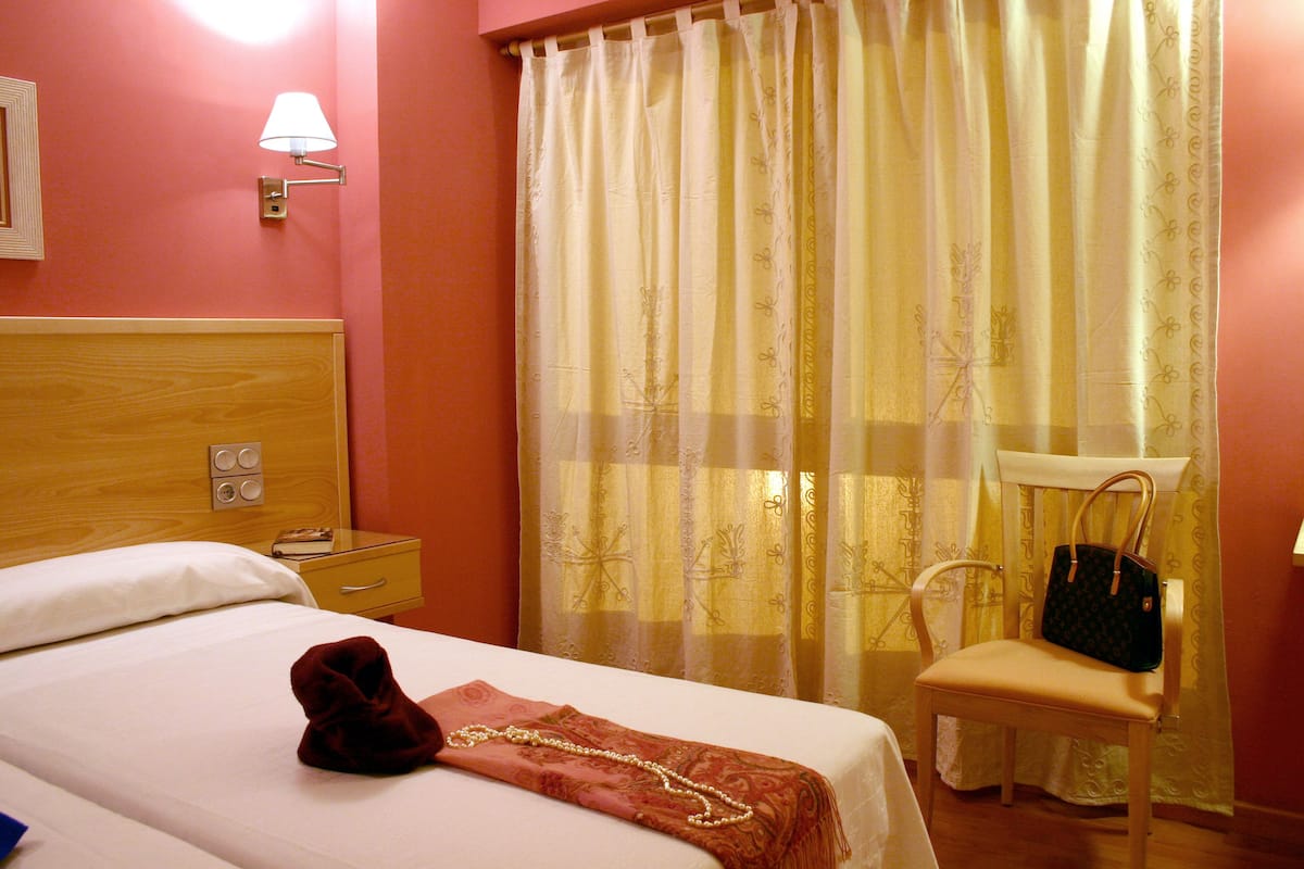 Twin Room, 2 Katil Bujang (Single) | Bar mini, peti besi dalam bilik, langsir/tirai gelap terus, kalis bunyi