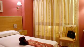 Chambre avec lits jumeaux, 2 lits une place | Minibar, coffres-forts dans les chambres, rideaux occultants