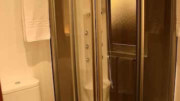 Shower, hydromassage showerhead, free toiletries, hair dryer