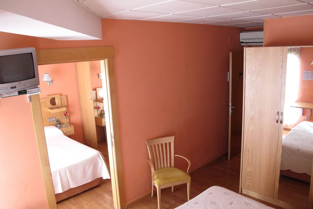 Family Room (2 adults + 2 children) | Bar mini, peti besi dalam bilik, langsir/tirai gelap terus, kalis bunyi