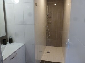 Doppelzimmer (Bergeronnette) | Badezimmer | Dusche, Regendusche, kostenlose Toilettenartikel, Haartrockner