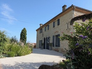 Front of property - Domaine de Calbiac - On the boardwalk (Dolmayrac)