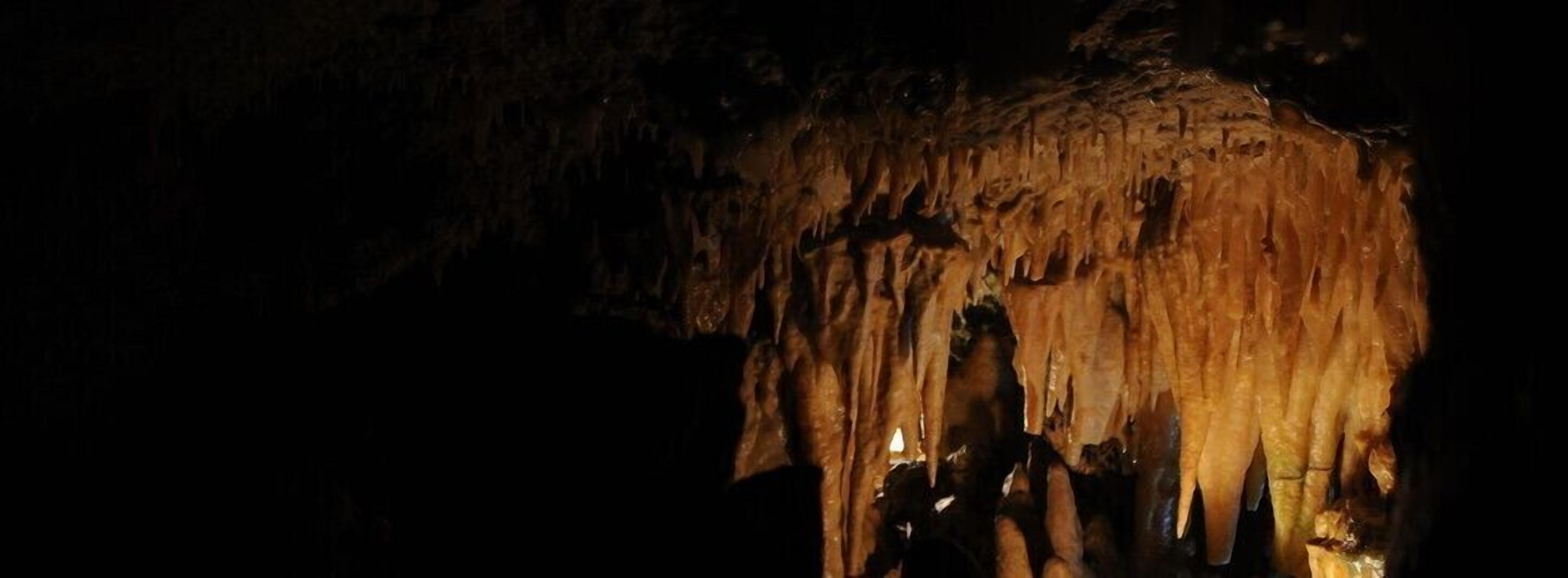 Uma caverna com estalactites penduradas no teto.