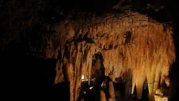 Uma caverna com estalactites penduradas no teto.