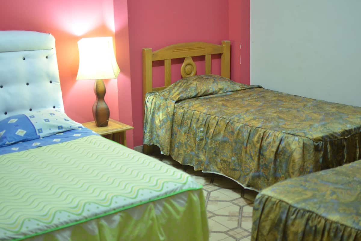 Habitación cuádruple clásica, 1 habitación, para no fumadores | Tabla de planchar con plancha, wifi gratis y ropa de cama