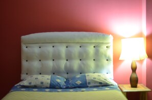 Tabla de planchar con plancha, wifi gratis y ropa de cama 