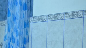 Classic Single Room, 1 Large Single Bed, Non Smoking | Bathroom | Shower, rainfall showerhead, towels - Hospedaje Mamá Chelita (Nazca)