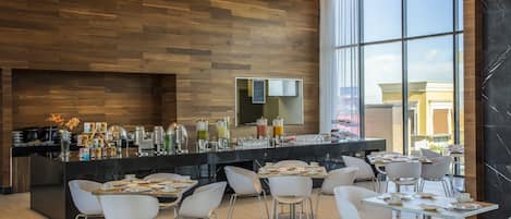 Petit déjeuner, déjeuner et dîner servis sur place