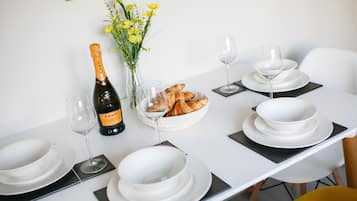 Apartment, Private Bathroom | Dining